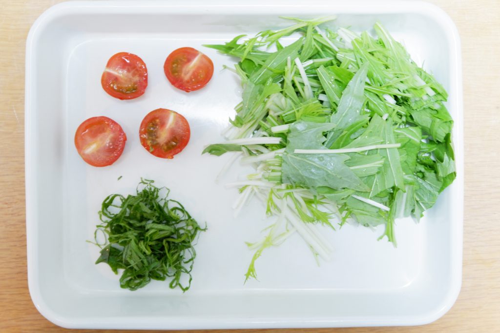 水菜、大葉、ミニトマトを切る