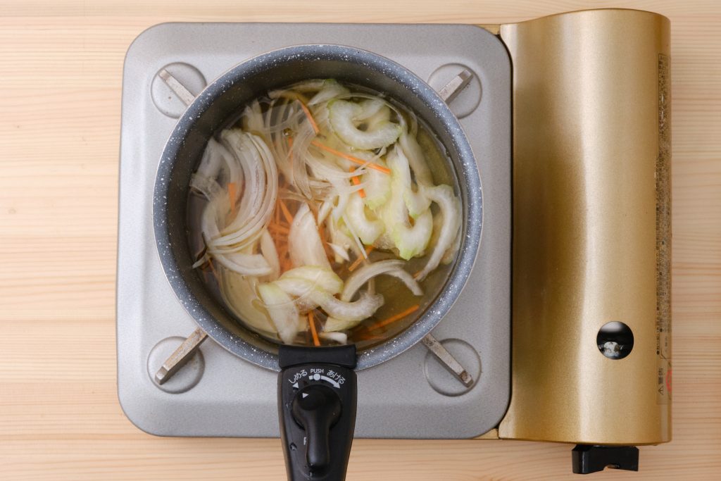 ②　鍋に調味料を入れて火にかけ、煮立ったら野菜を入れて5分ほど中火で煮る。